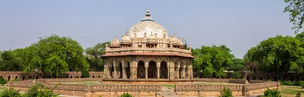 Amplia vista panorámica de la tumba de Isa Khan cerca del mausoleo del Complejo Humayun. Patrimonio Mundial de la UNESCO en Delhi, India. Países Bajos . —  Fotos de Stock