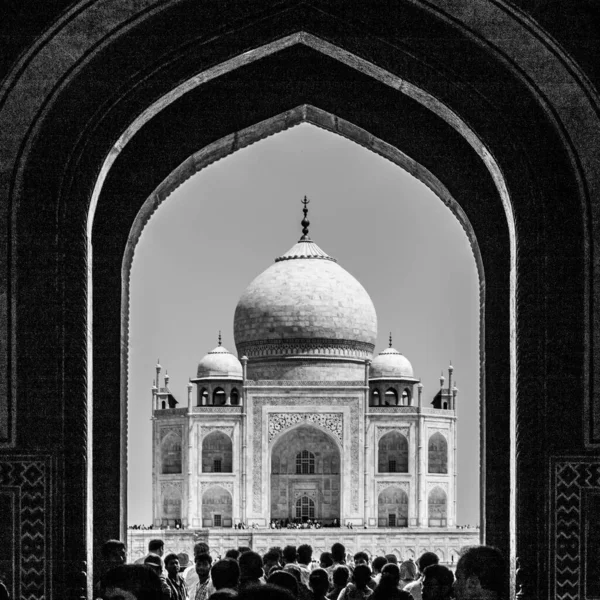 Silueta de Taj Mahal a través de la entrada de la Gran Puerta con la gente. Patrimonio Mundial de la UNESCO en Agra, Uttar Pradesh, India — Foto de Stock