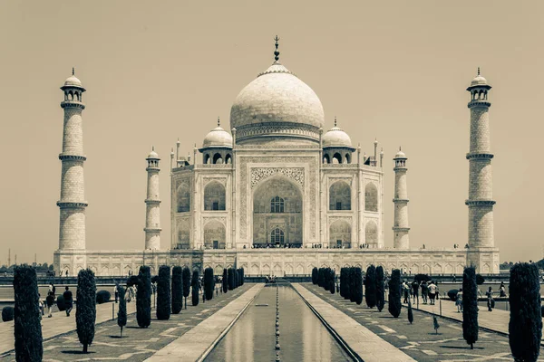 Silhueta de Taj Mahal com passarelas, refletindo piscina e visitantes. Património Mundial da UNESCO em Agra, Uttar Pradesh, Índia — Fotografia de Stock