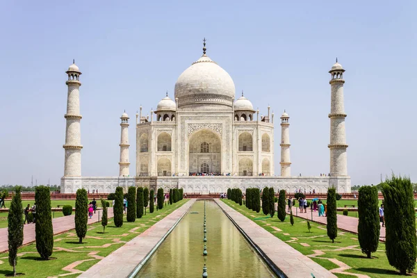 Vista panorâmica do Taj Mahal com passarela, praça do jardim, piscina reflectora e visitantes. Património Mundial da UNESCO em Agra, Índia — Fotografia de Stock