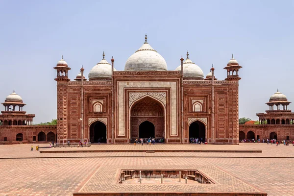 Panorama mešity Kau Ban uvnitř komplexu Taj Mahal. Světového dědictví UNESCO v Agře, Uttar Pradesh, Indie — Stock fotografie