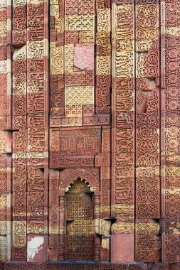Kutub Minar freskleri ve motifleri kule duvarına yakın çekim. Mehrauli, Delhi, Hindistan ve Asya 'daki Unesco Dünya Mirası.