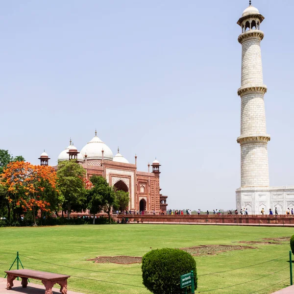 Minarete de Taj Mahal e mesquita ocidental. Património Mundial da UNESCO em Agra, Uttar Pradesh, Índia — Fotografia de Stock