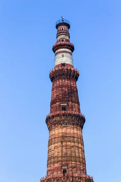 Vista detalhada sobre os motivos do nível superior do Qutb Minar. Património Mundial da UNESCO em Mehrauli, Deli, Índia, Ásia . — Fotografia de Stock