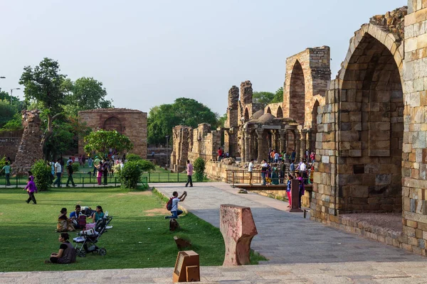 Binnen in het Qutb Minar Complex met antieke ruïnes en binnenplein. Unesco Werelderfgoed in Mehrauli, Delhi, India, Azië. — Stockfoto