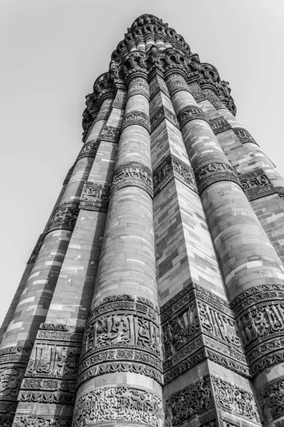 Крупный план Кутб Минар с мотивами на верхних уровнях. Всемирное наследие ЮНЕСКО в Мехраули, Дели, Индии, Азии . — стоковое фото