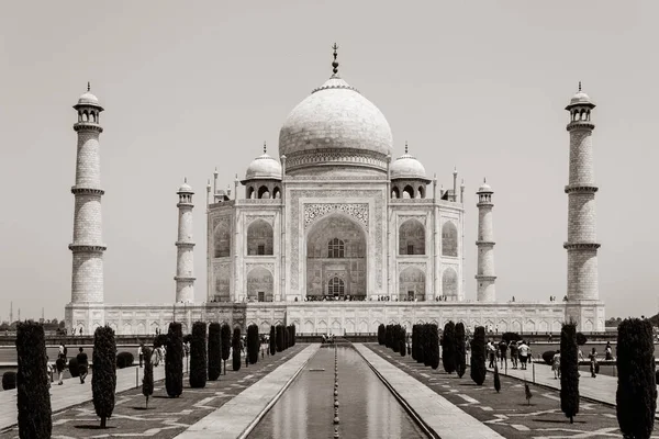 Silhueta de Taj Mahal com passarelas, praça de jardim e piscina reflectora. Património Mundial da UNESCO em Agra, Uttar Pradesh, Índia — Fotografia de Stock