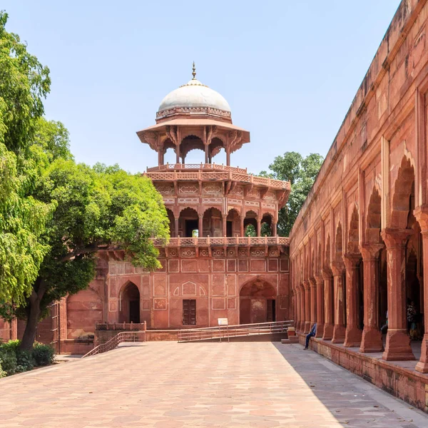 Edifício Lateral e Parede do Complexo Taj Mahal com vegetação. Património Mundial da UNESCO em Agra, Uttar Pradesh, Índia — Fotografia de Stock