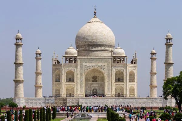 Taj Mahal com passarela, jardim quadrado, refletindo piscina e visitantes. Património Mundial da UNESCO em Agra, Uttar Pradesh, Índia — Fotografia de Stock