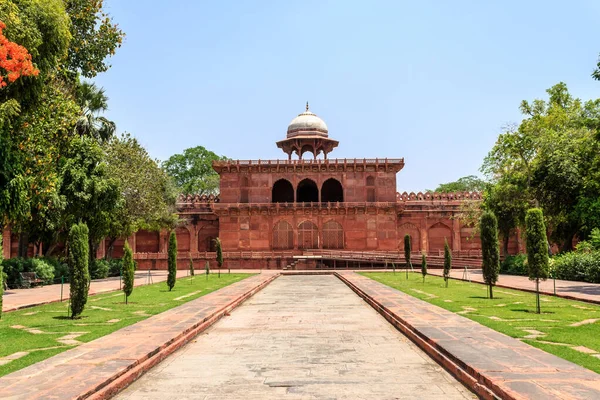 Edifício de parede lateral de Taj Mahal com jardim quadrado. Património Mundial da UNESCO em Agra, Uttar Pradesh, Índia — Fotografia de Stock