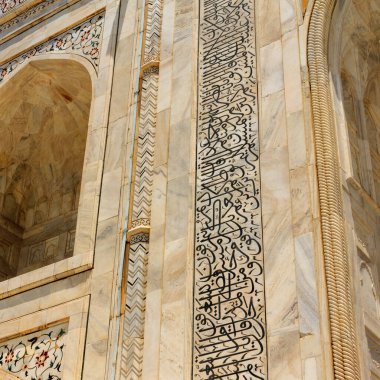 Taj Mahal 'in ayrıntıları: Duvardaki resim, motifler ve yazıtların yakın çekimi. Unesco Dünya Mirası Agra, Hindistan.