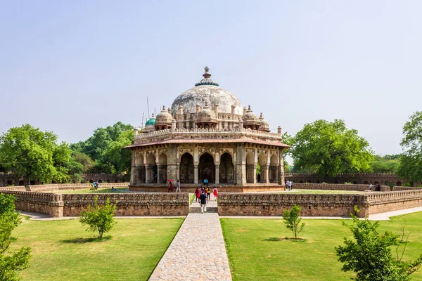 Панорама на могилі Іса Хана з туристами. Всесвітня спадщина Унеско в Делі, Індія. Азія. — стокове фото