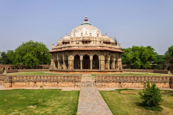 Groot Panorama van Tombe van Isa Khan dichtbij Mausoleum van Humayun Complex. Unesco World Heritage in Delhi, India. Azië. — Stockfoto