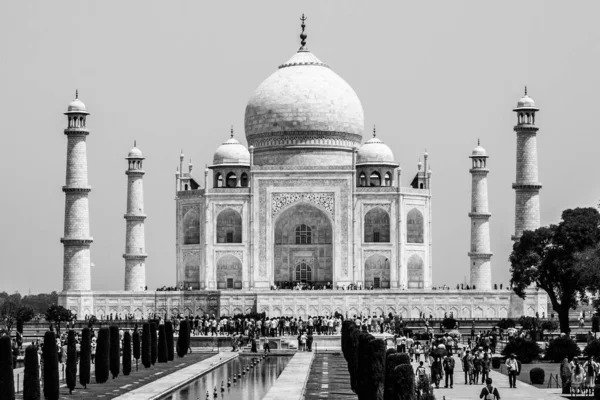 Silhueta de Taj Mahal com jardim quadrado, refletindo piscina e visitantes. Património Mundial da UNESCO em Agra, Uttar Pradesh, Índia — Fotografia de Stock