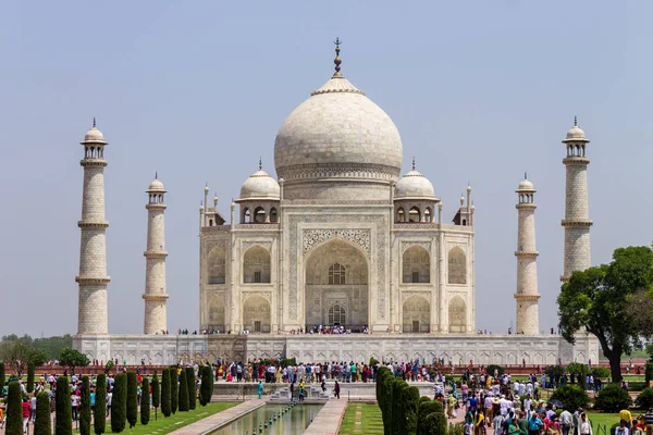 Panorama de Taj Mahal com passarela, praça de jardim, refletindo piscina e visitantes. Património Mundial da UNESCO em Agra, Índia — Fotografia de Stock