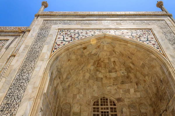 Podrobnosti o Taj Mahal: Detailní záběr malby, motivy, fresky a nápis na stěně. Světové dědictví UNESCO v Agře, Indie. — Stock fotografie