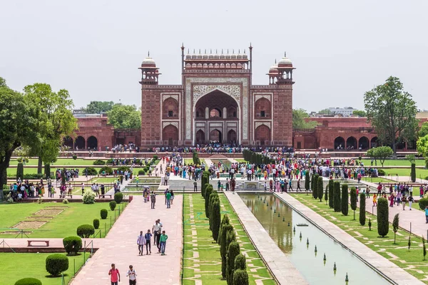Büyük giriş kapısı, bahçe meydanı, yansıtma havuzu ve Tac Mahal 'den alınan ziyaretçiler. Agra, Uttar Pradesh, Hindistan