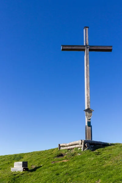 Vrchol s vrcholovým křížem Rauhecku, 1590 m v bavorských Prealpách, nedaleko Ohlstadtu, Horní Bavorsko, Německo. Evropa — Stock fotografie