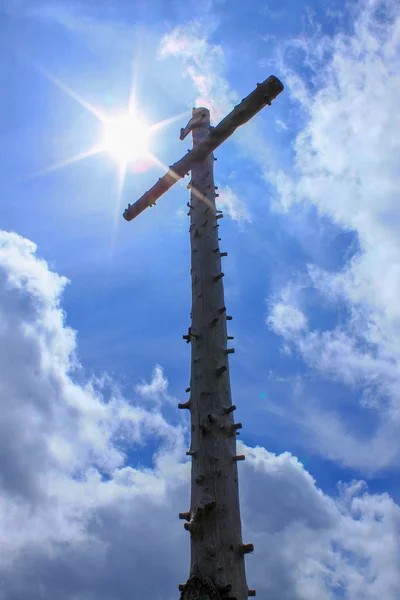 Podrobnosti o vrcholovém kříži Hinteres Hörnle, 1548 m v Ammergauer Alpách, který se nachází v Bad Kohlgrub, Horní Bavorsko, Německo — Stock fotografie