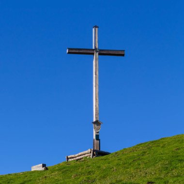 Rauhell Dağı Zirve Haçı, 1590 m Bavyera Prealpleri, Ohlstadt, Yukarı Bavyera, Almanya. Avrupa
