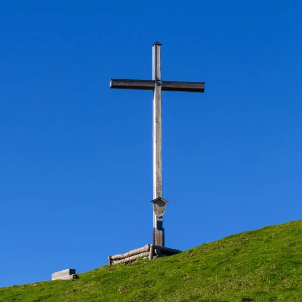 Summit Cross of Mount Rauheck, 1590 m v Bavorských Prealpách, se nachází v blízkosti Ohlstadtu, Horní Bavorsko, Německo. Evropa — Stock fotografie