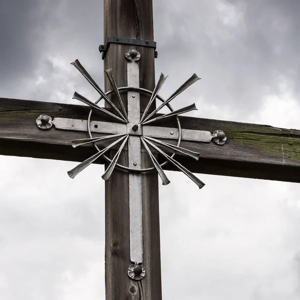 Details zum Gipfelkreuz des Hohen Ziegspitz, 1864 m in den Ammergauer Alpen, in Garmisch-Partenkirchen, Oberbayern, Deutschland — Stockfoto