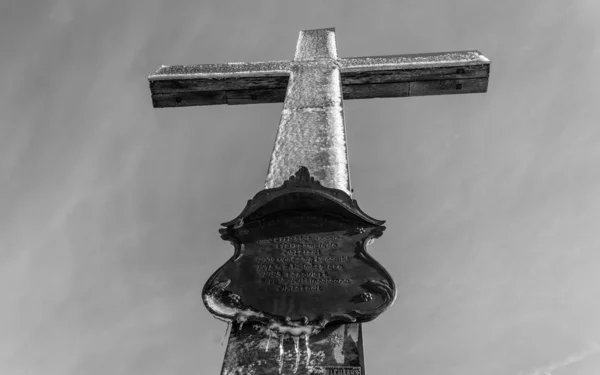 Frozen Summit Cross of Mount Heimgarten, 1791 m in Bavarian Prealps, located in Ohlstadt, Upper Bavaria, Germany — Stock fotografie