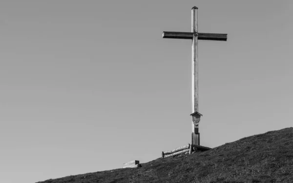 Summit Cross of Mount Rauheck, 1590 m v Bavorských Prealpách, se nachází v blízkosti Ohlstadtu, Horní Bavorsko, Německo. — Stock fotografie