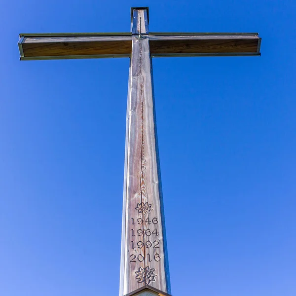 Podrobnosti o vrcholovém kříži z Rauhecku, 1590 m v Bavorských Prealpách, nedaleko Ohlstadtu, Horní Bavorsko, Německo. Evropa — Stock fotografie