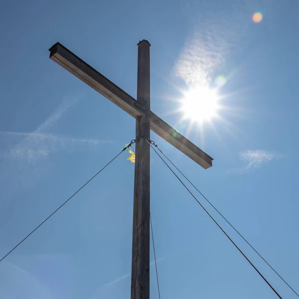 Podrobnosti o vrcholovém kříži z Jochbergu, 1565 m v zimě. Nachází se v bavorské Prealps v blízkosti Kochel am See, Horní Bavorsko, Německo — Stock fotografie