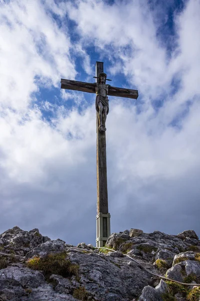 Kofel Dağı Tepesi ve Zirve Haçı, 1342 m Ammergauer Alpleri, Ostalpen, Oberammergau, Yukarı Bavyera, Almanya