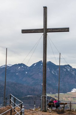 Heldenkreuz bakış açısı ve Platformu ile dinlenme yürüyüşçüleri Bavyera Prealps, Ostalpen, Eschenlohe yakınlarında, Yukarı Bavyera, Almanya
