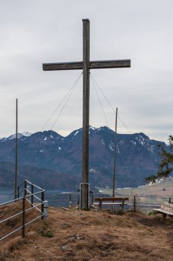 Heldenkreuz Panoraması, Bavyera Prealps, Eschenlohe, Yukarı Bavyera, Almanya 'daki Manzara Platformu