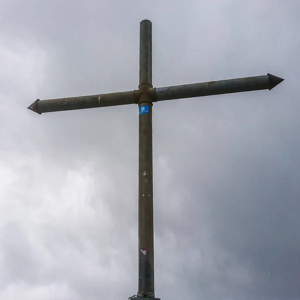 Summit Cross na vrcholu Mount Ettaler Manndl, 1633m v Ammergauer Alps, Ostalpen, se nachází v blízkosti Ettal, Horní Bavorsko, Německo — Stock fotografie