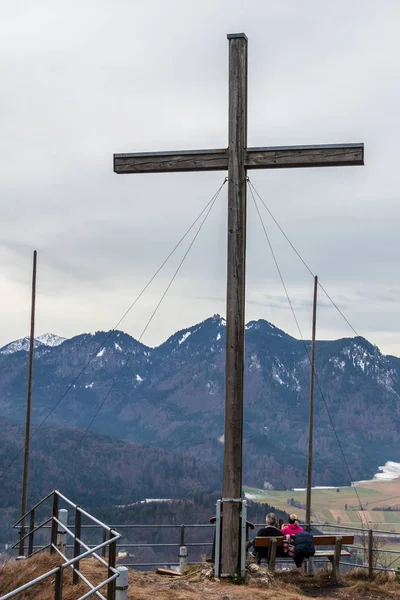 Heldenkreuz bakış açısı ve Platformu ile dinlenme yürüyüşçüleri Bavyera Prealps, Ostalpen, Eschenlohe yakınlarında, Yukarı Bavyera, Almanya