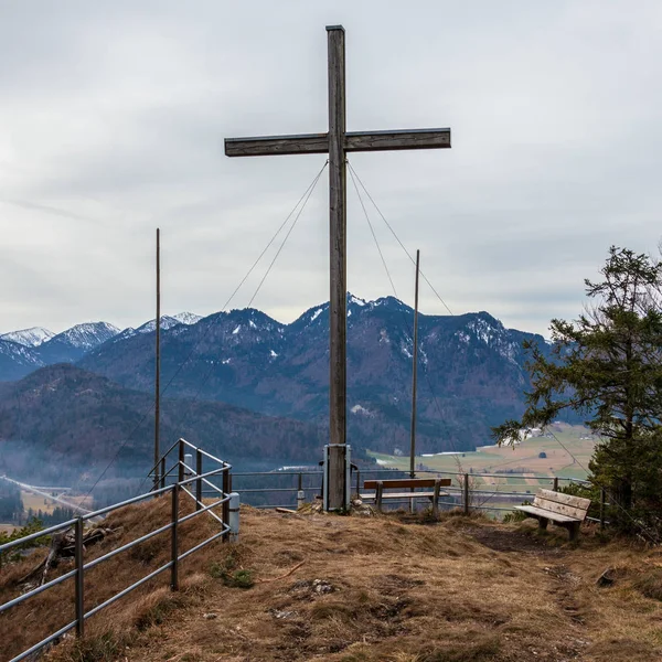 Heldenkreuz, Bavyera Prealps, Eschenlohe, Yukarı Bavyera, Almanya 'da Osterfeuerkopf yakınlarında Manzara içinde Platform