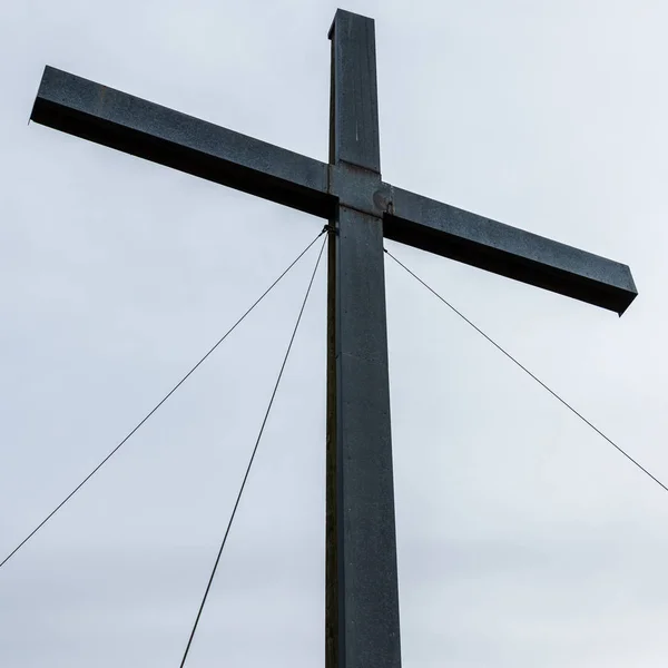 Detailní pohled na vrcholový kříž Heldenkreuzu, 963m v Bavorských Prealpách, Ostalpen, u Eschenlohe, Horní Bavorsko, Německo — Stock fotografie