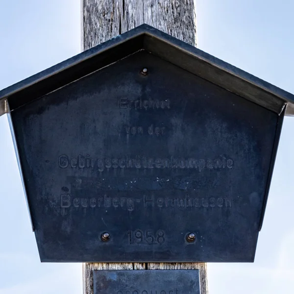 Gipfelkreuz des Jochbergs, 1565 m im Winter. befindet sich in den bayerischen Voralpen bei Kochel am See, Oberbayern, Deutschland — Stockfoto