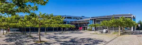 Gemeinde Germering, Landkreis Fürstenfeldbruck, Oberbayern, Deutschland: Blick auf das Hauptgebäude des Rathauses (Stadthalle)) — Stockfoto