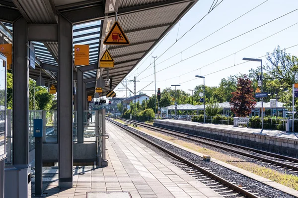 Municipal Germering, District Fürstenfeldbruck, Alta Baviera, Alemania: Plataforma en la estación de tren Germering Unterpfaffenhofen —  Fotos de Stock