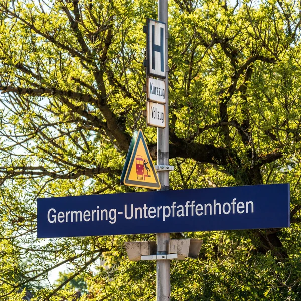 Germering járás, Fürstenfeldbruck járás, Felső-Bajorország, Németország: S-Bahnhof Germering-Unterpfaffenhofen jele — Stock Fotó