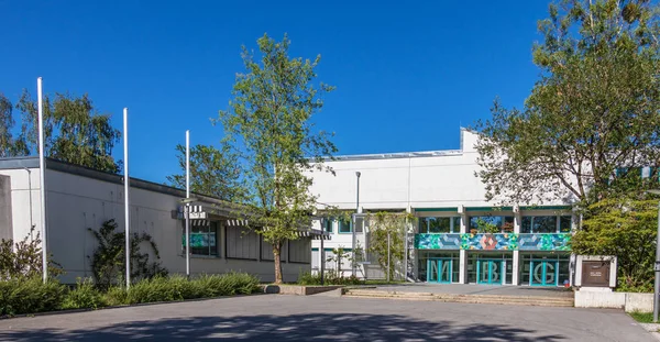 Gemeinde Germering, Landkreis Fürstenfeldbruck, Oberbayern, Deutschland: Eingang zum Hauptgebäude des Max-Born-Gymnasiums mit Innenhof. — Stockfoto