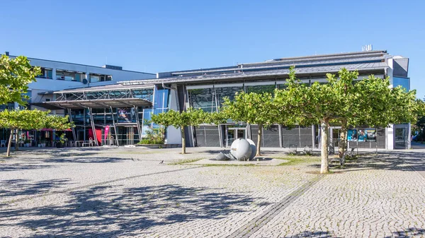 Gemeinde Germering, Landkreis Fürstenfeldbruck, Oberbayern, Deutschland: Eingang zum Hauptgebäude des Rathauses (Stadthalle)) — Stockfoto