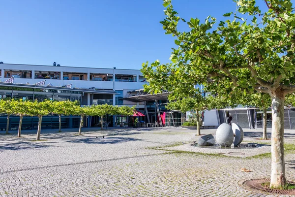 Gemeindegermering, Oberbayern, Deutschland: Eingang und Platz der Stadthalle Germering) — Stockfoto