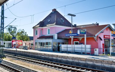 Germering Belediyesi, Fuerstenfeldbruck Bölgesi, Yukarı Bavyera, Almanya: S-Tren Hattı S8 'den S-Bahnhof Germering