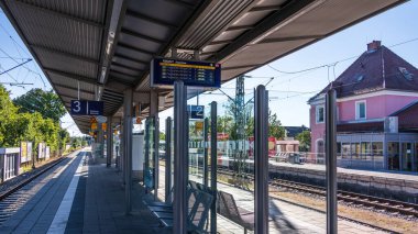 Germering Belediyesi, Fuerstenfeldbruck Bölgesi, Yukarı Bavyera, Almanya: Germering Ana İstasyonu 'ndaki Tren Platformu
