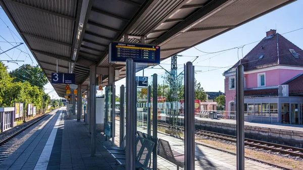 Germering község, Fuerstenfeldbruck járás, Felső-Bajorország, Németország: Vasúti peron Germering főpályaudvarán — Stock Fotó