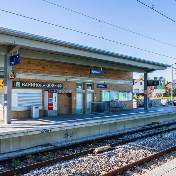 Municipal Germering, District Fuerstenfeldbruck, Upper Baviera, Alemanha: Estação Ferroviária, S-Bahnhof, Harthaus com Construção e Trilho — Fotografia de Stock