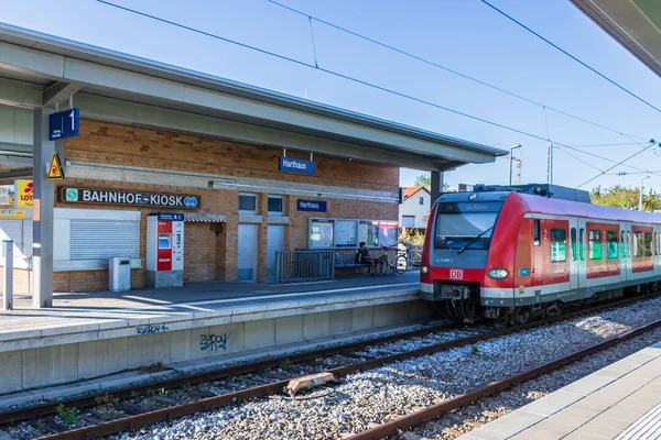 Municipal Germering, District Furstenfeldbruck, Upper Baviera, Alemanha: Estação Ferroviária, S-Bahnhof Harthaus de S-Train Line S8 — Fotografia de Stock