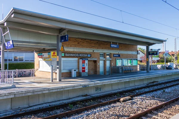 Municipal Germering, District Furstenfeldbruck, Upper Baviera, Alemanha: S-Train Station, Harthaus with Kiosk and Trail — Fotografia de Stock